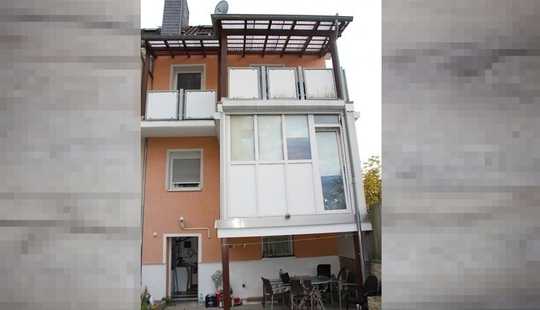 Bild von Super zentral gelegenes Reihenhaus mit 5,5 Zimmern, Vollkeller und Garten. Neustadt.