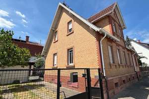 Attraktives Ensemble: Haus (108 m²) / Nebenhaus (28 m²) / Hinterhaus (46 m²) in Mörfelden – Die vollständige Adresse der Immobilie erhältst du vom Anbieter., 64546 Mörfelden-Walldorf – Vorschaubild 1