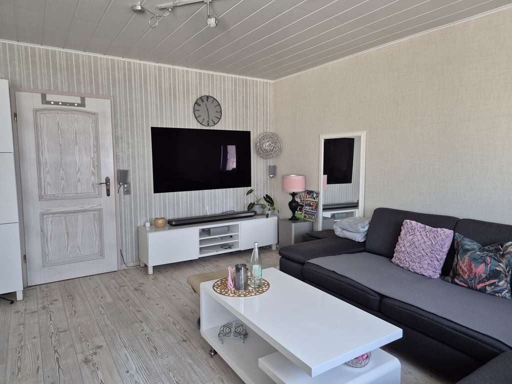 Immobilie in Bad Camberg - *Ansprechendes Wohnensemble*-2 Wohnhäuser in topp Lage mit Balkonen, Garten, Freisitz u. Stellplätze - Bild 2