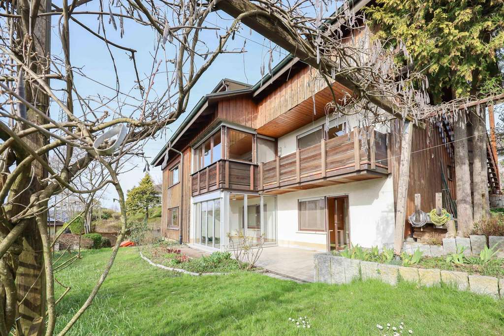 Immobilie in Lörrach - Großes Einfamilienhaus mit Einliegerwohnung - Großes, schön angelegtes Grundstück! - Bild 0