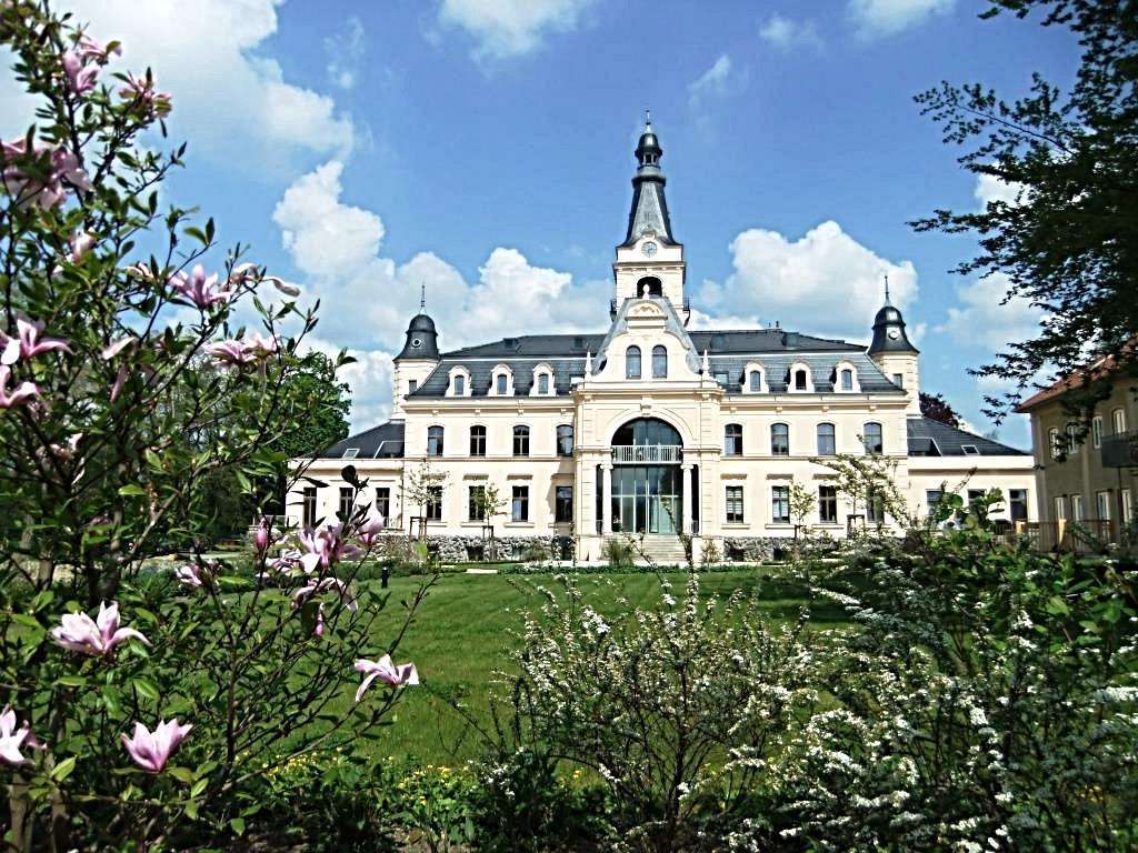 Immobilie in Stahnsdorf - BEZUGSFREI! "Schloss Güterfelde": Luxuriöse 3-Zimmer-Dachgeschoss- Wohnung mit Blick ins Grüne - Bild 0