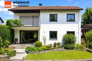 Großzügiges Einfamilienhaus mit 9 Zimmern, traumhaftem Garten und ausgebautem Dachstudio in ruhiger 
