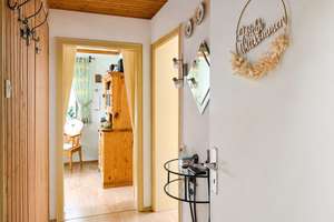 **Zwei Wohnebenen mit Potenzial. Unzählige Lebensmodelle. Viel Garten. Viel Freiheit** – Die vollständige Adresse der Immobilie erhältst du vom Anbieter., 86156 Bärenkeller, Augsburg – Vorschaubild 2