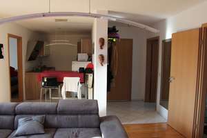 Moderne, gut geschnittene 3-Zimmer-Dachgeschosswohnung mit EBK und eigenem Parkplatz