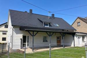 Zentrumsnah & renoviert: Wohnhaus mit 4 Schlafzimmern und vermieteter Einliegerwohnung! – Die vollständige Adresse der Immobilie erhältst du vom Anbieter., 56470 Bad Marienberg (Westerwald) – Vorschaubild 2