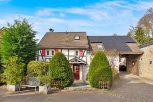 Charmantes Fachwerkhaus mit Kamin, Terrassen und ausgebautem Dachgeschoss in naturnaher Lage