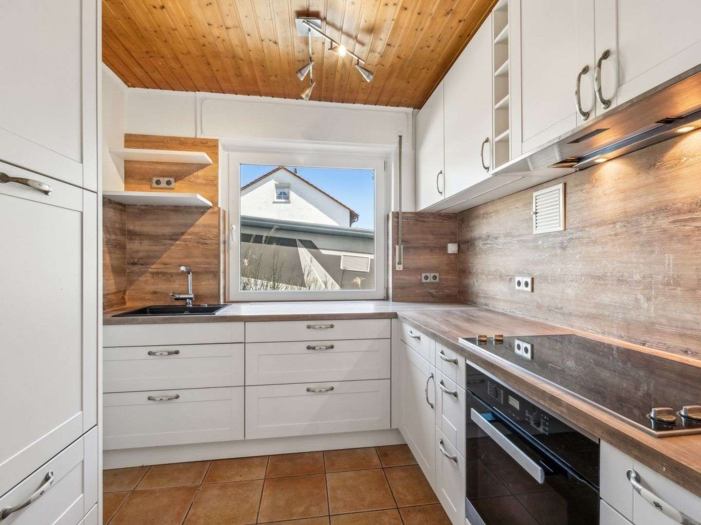 Immobilie in Hünstetten - Modernes ebenerdiges Haupthaus mit zusätzlichen 4 voll vermieteten Wohnungen in idyllischer Lage  - Bild 2