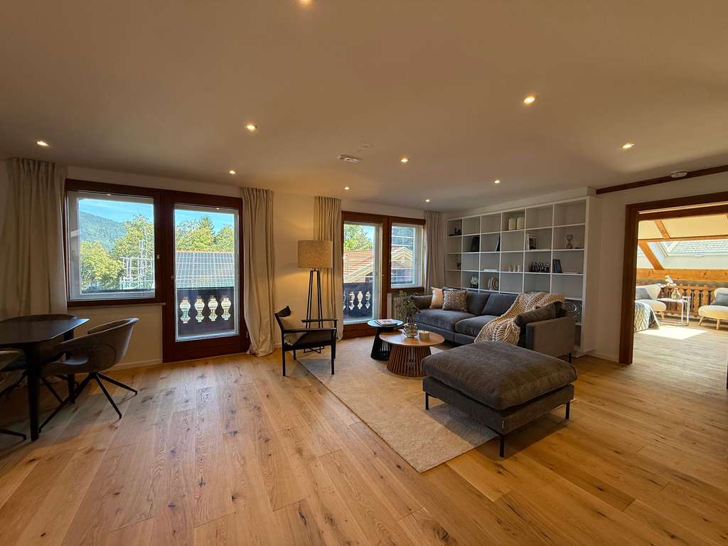 Immobilie in Bad Wiessee - charmant & optimal geschnitten: frisch sanierte Dachgeschosswohnung am Tegernsee - Bild 0