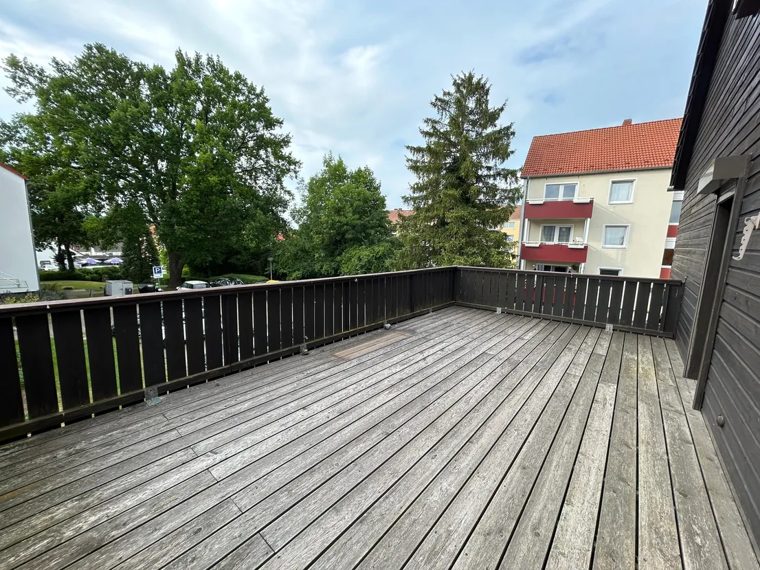 Gemütliches Reihenendhaus mit XL-Dachterrasse, Terrasse, Garten und zwei Garagen – Dachterrasse