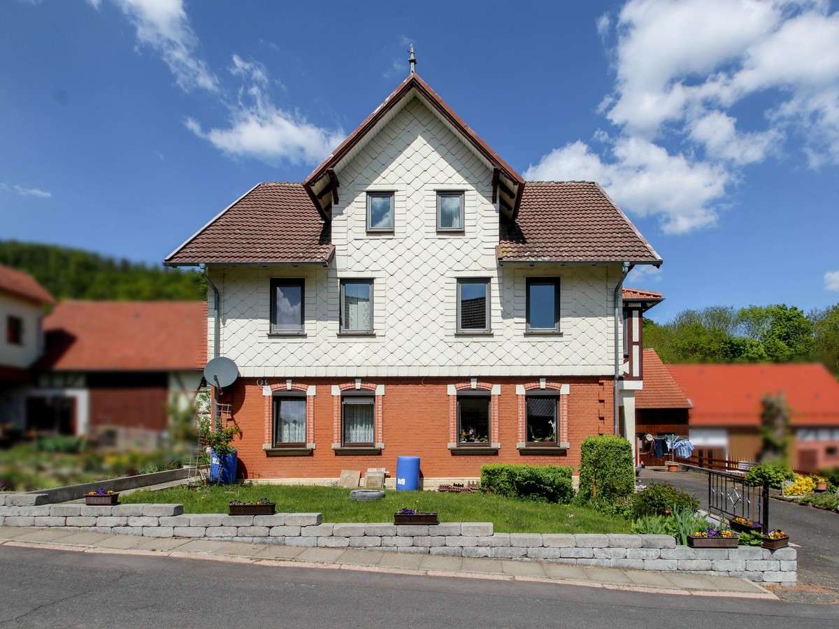 Wohnhaus mit vielseitig nutzbarem Nebengebäude in Brunnhartshausen, Wartburgkreis – Bild 1