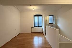 Großzügiges Wohnen mit Stil: 77 m² Traumwohnung mit Rundbogenfenstern – Weimarstraße 11, 70176 Feuersee, Stuttgart – Vorschaubild 2