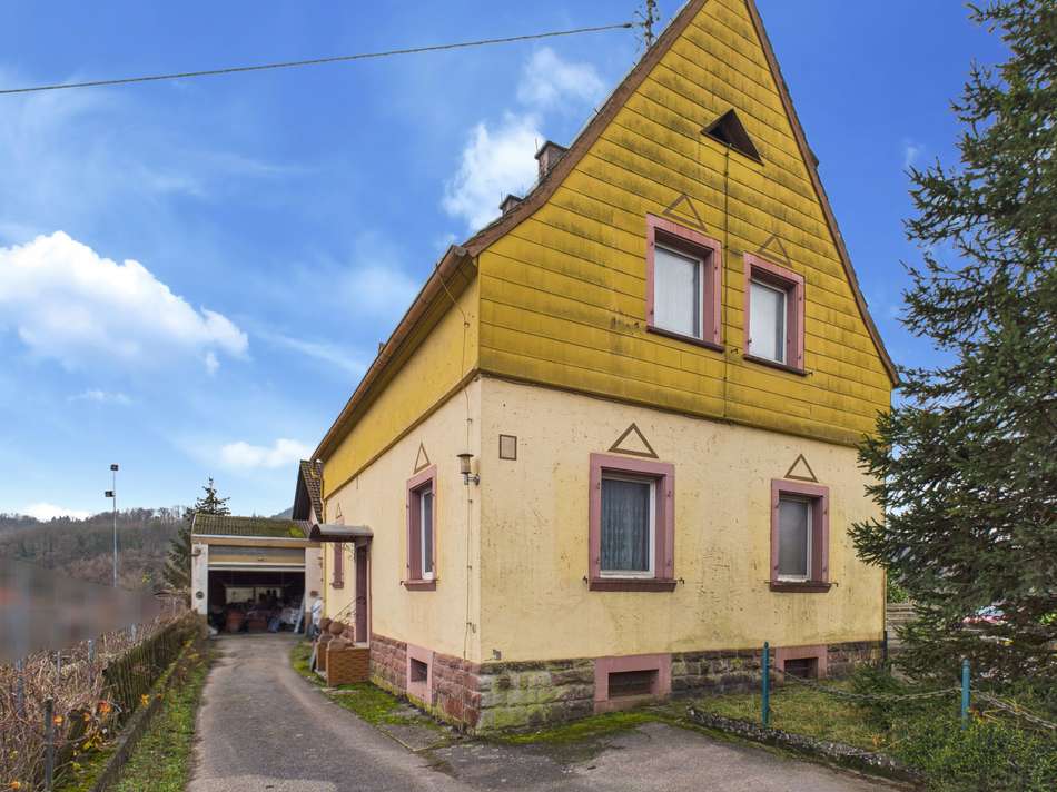 Haus Front mit Garage