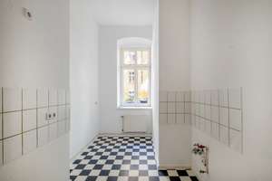 Altbaucharme nahe Boxhagener Platz – ruhig gelegene 2-Zimmer-Wohnung mit Potenzial – Die vollständige Adresse der Immobilie erhältst du vom Anbieter., 10247 Friedrichshain, Berlin – Vorschaubild 2