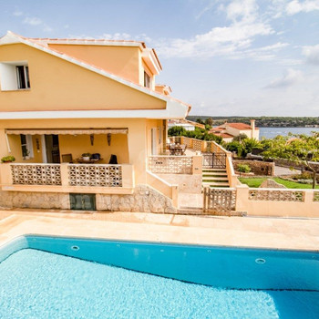 Chalet mit Meerblick und Pool in Santa Ana