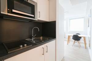 Stilvoll möblierte Etagenwohnung mit Balkon und modernem Ambiente zum Wohlfühlen – Konrad-Adenauer-Platz 10, 40210 Stadtmitte, Düsseldorf – Vorschaubild 4