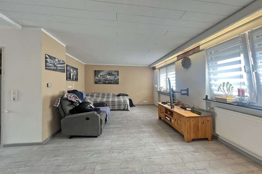 Immobilie in Hermeskeil - Renoviertes EFH mit neuwertiger Doppelgarage in idyllischer Wohnsiedlung nahe des Klosters - Bild 3