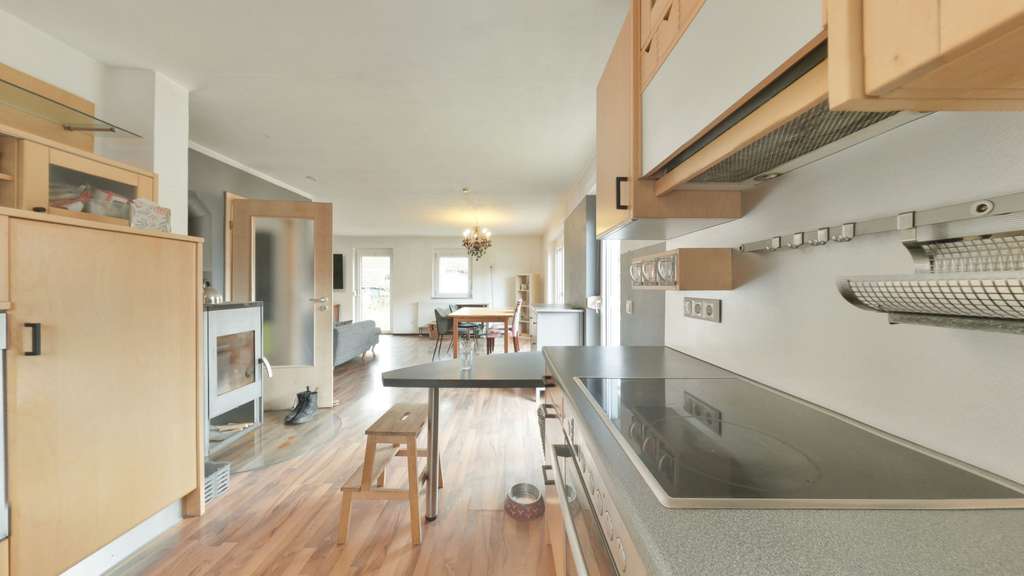 Immobilie in Gutenzell-Hürbel - Modernes Einfamilienhaus mit 5 Schlafzimmern, 2 Terrassen & großem Garten in familienfreundlicher L - Bild 3