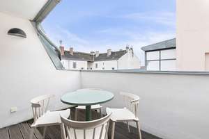 Nahe Rosa-Luxemburg-Platz: 2,5 Zimmer DG-Wohnung im 4. OG, West-Terrasse, Einbauküche, Wannenbad – Schönhauser Allee 186, 10119 Prenzlauer Berg, Berlin – Vorschaubild 12
