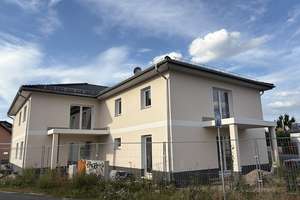 HELLES FREUNDLICHES WOHNEN IM ERSTBEZUG