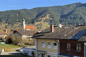 Was für ein Angebot!Klassisches Reihenmittelhaus mit erstaunlich viel Platz  und Möglichkeiten – Die vollständige Adresse der Immobilie erhältst du vom Anbieter., 82487 Oberammergau – Vorschaubild 1