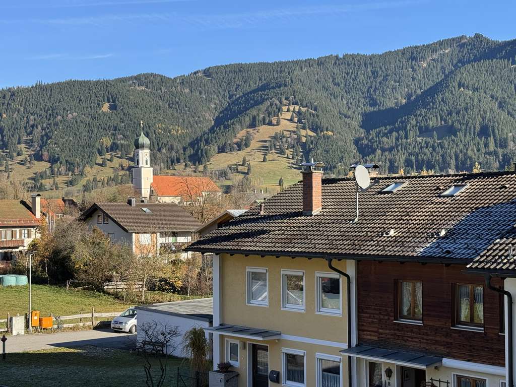 Immobilie in Oberammergau - Was für ein Angebot!Klassisches Reihenmittelhaus mit erstaunlich viel Platz  und Möglichkeiten - Bild 0