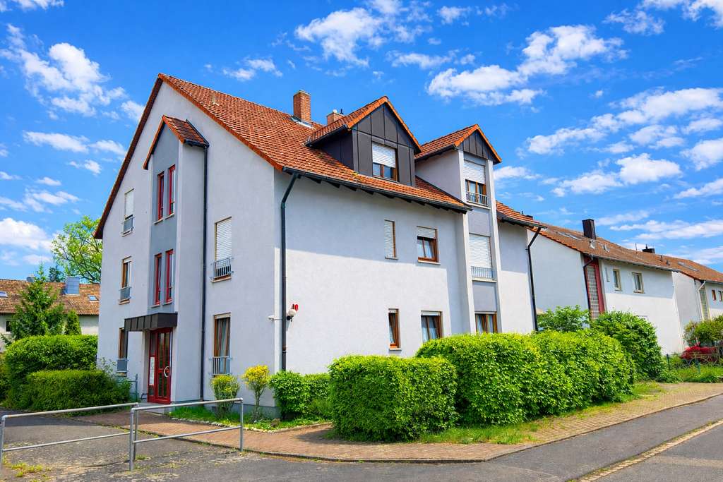 Immobilie in Albertshofen - Vermietete 3-Zimmer-Wohnung (76 m²) mit Balkon & Stellplatz – EG / solide Kapitalanlage - Bild 0