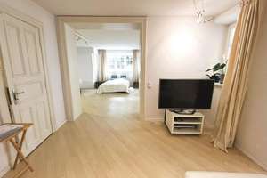 Exklusive Wohnung mit  Blick auf Garten aus allen Fenstern und separatem Eingang. 3 Min. zur Alster. – 20149 Harvestehude, Hamburg – Vorschaubild 9