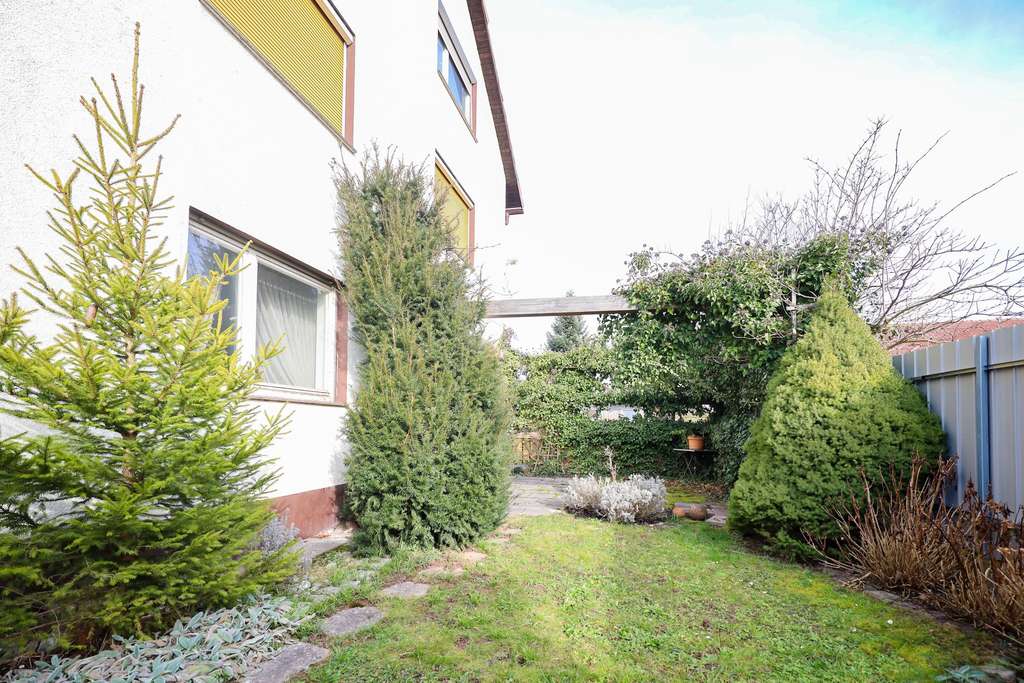 Immobilie in Rheinfelden (Baden) - Mehrfamilienhaus mit 3 bis 4 möglichen Wohneinheiten! Doppelgarage und 2 Außenstellplätze! - Bild 2