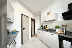 ERSTBEZUG: Barrierefreie 2-Raum mit Balkon, neuer Einbauküche & Aufzug mieten – Hilbersdorfer Straße 33, 9131 Hilbersdorf, Chemnitz – Vorschaubild 1
