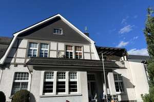 Historisches Wohnerlebnis mit Balkon: 2-Zimmer-Juwel im Bahnhof von 1912