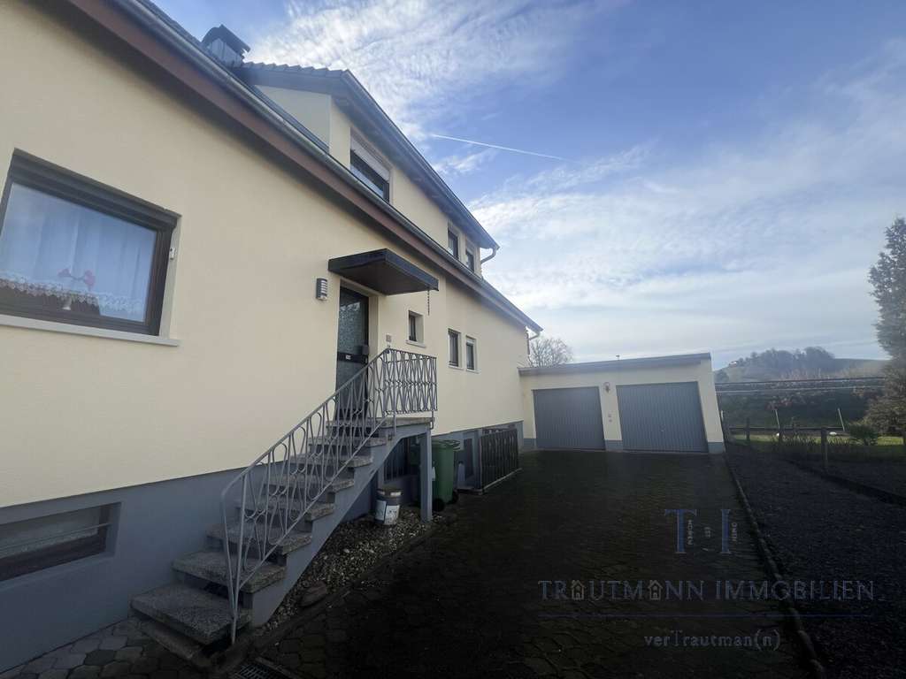 Immobilie in Oberkirch - Charmantes Zweifamilienhaus mit großzügigem Grundstück - Bild 1