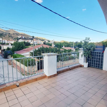 Penthouse mit großer Terrasse und privatem Garten in Colera, nur wenige Schritte vom Meer entfernt