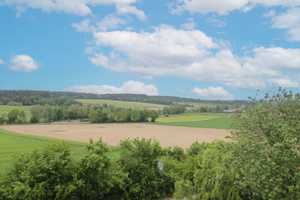 Eigenheim mit Garten, 2 Garagen und 2 Freistellplätzen in Feldrandlage! – Landshut (Kreis) – Vorschaubild 2