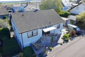 Hier ziehst du ein und deine Pläne gleich mit!!! Bungalow mit ELW und vielen Möglichkeiten!!! – Die vollständige Adresse der Immobilie erhältst du vom Anbieter., 55626 Bundenbach – Vorschaubild 1