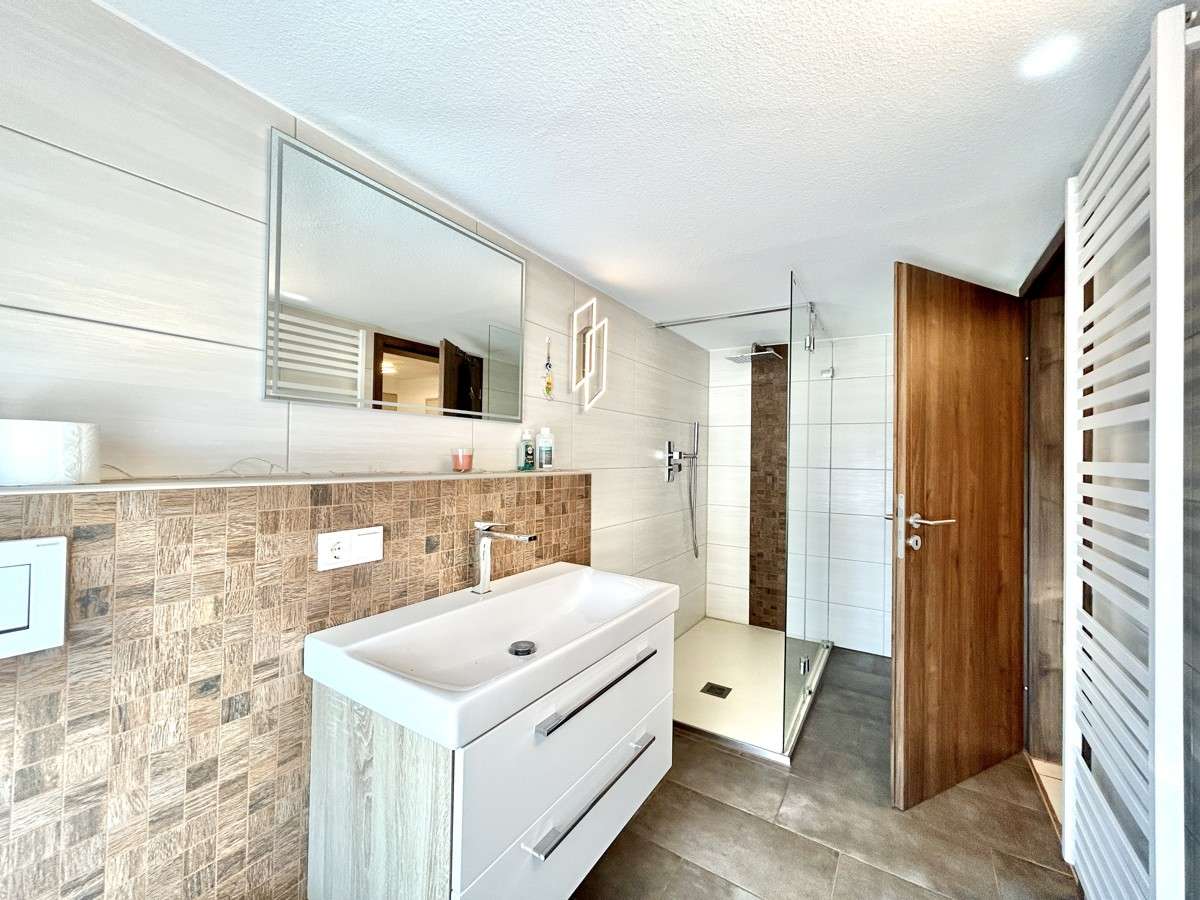 Immobilie in Dreisbach - **Gepflegte Doppelhaushälfte mit toller Gartenanlage und gräumigen Garagen in Dreisbach** - Bild 7