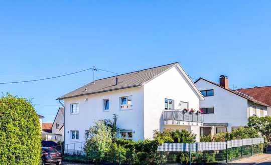 Modernes Zweifamilienhaus (KfW-60) in Bestlage unterhalb des Hambacher Schlosses