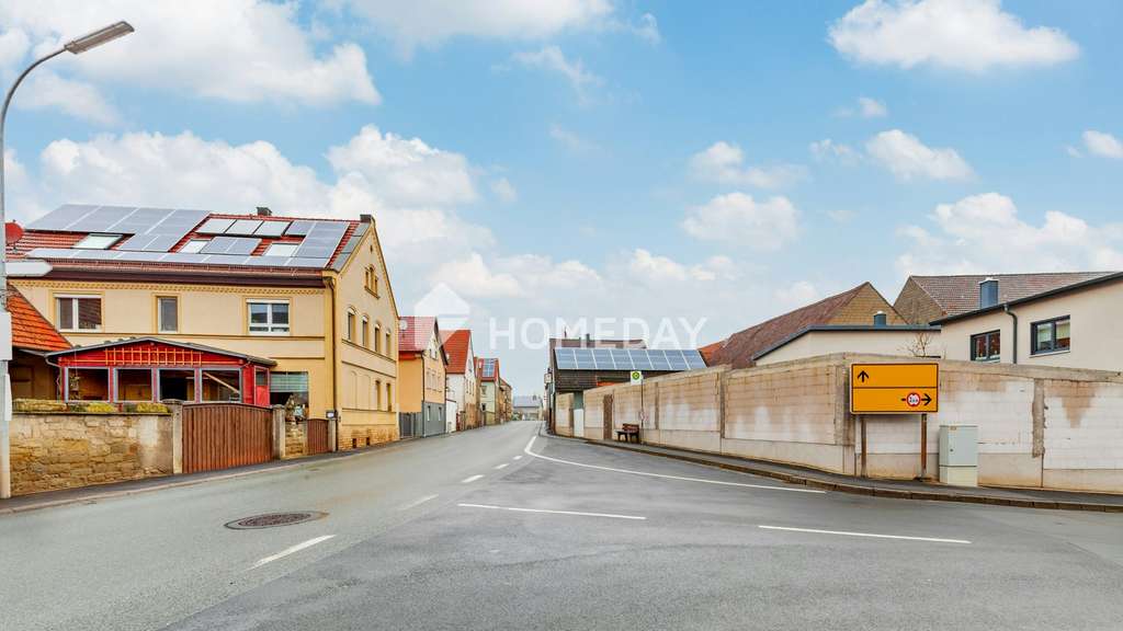 Immobilie in Bergtheim - Großzügiges Zweifamilienhaus mit Scheune, Werkstatt und Ausbaureserve 
 - Bild 4