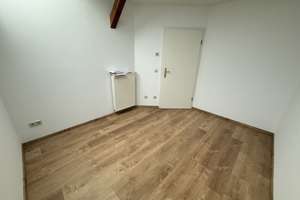 Besondere 3-Raum-Dachgeschoss-Maisonettewohnung mit zwei Bädern, großer Dachterrasse, Kamin & Garage – 2826 Innenstadt, Görlitz – Vorschaubild 9