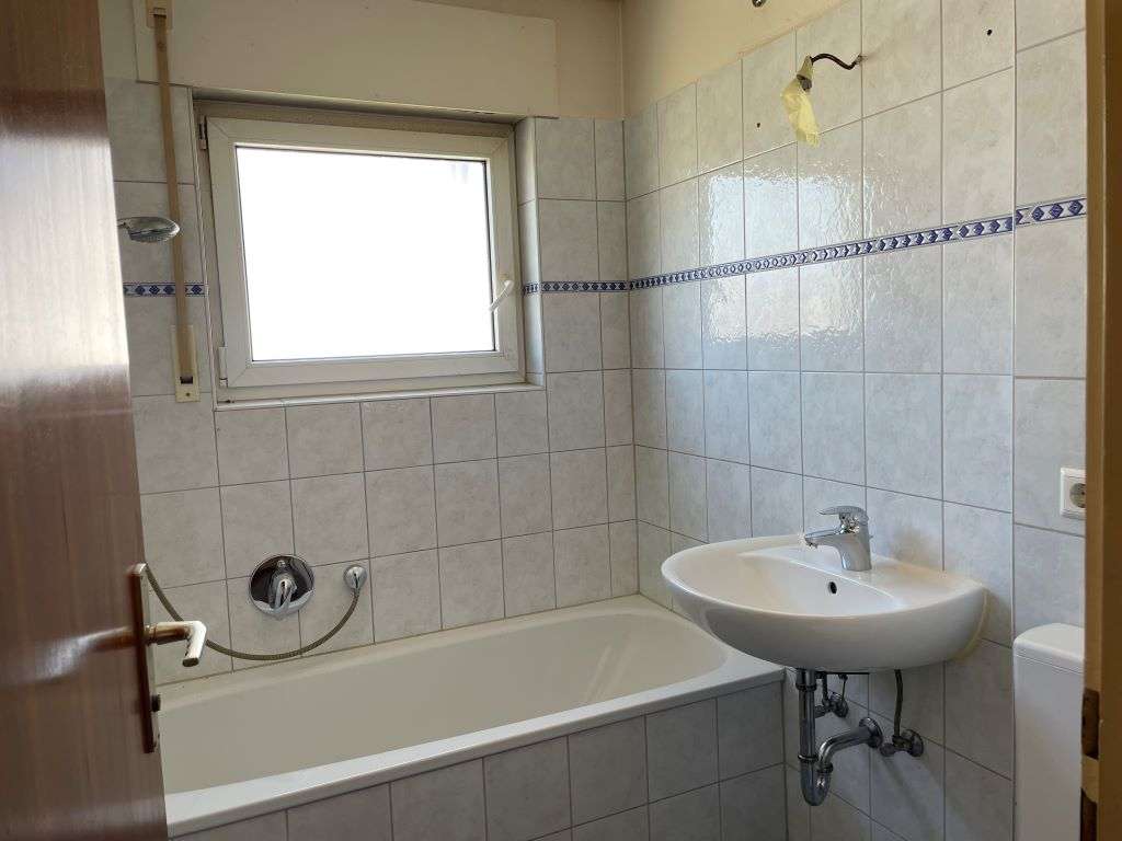 Immobilie in Hessigheim - Großzügige  Doppelhaushälfte mit Wintergarten, Balkon, Garage und sep. Schulungsraum, aufgetei - Bild 9