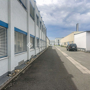 Produktions-/Lagerhalle in direkter Autobahnnähe