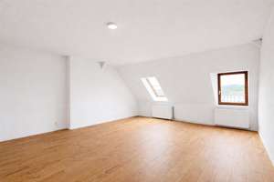 renovierte 4-Zimmer-Dachgeschosswohnung mit neuer Einbauküche