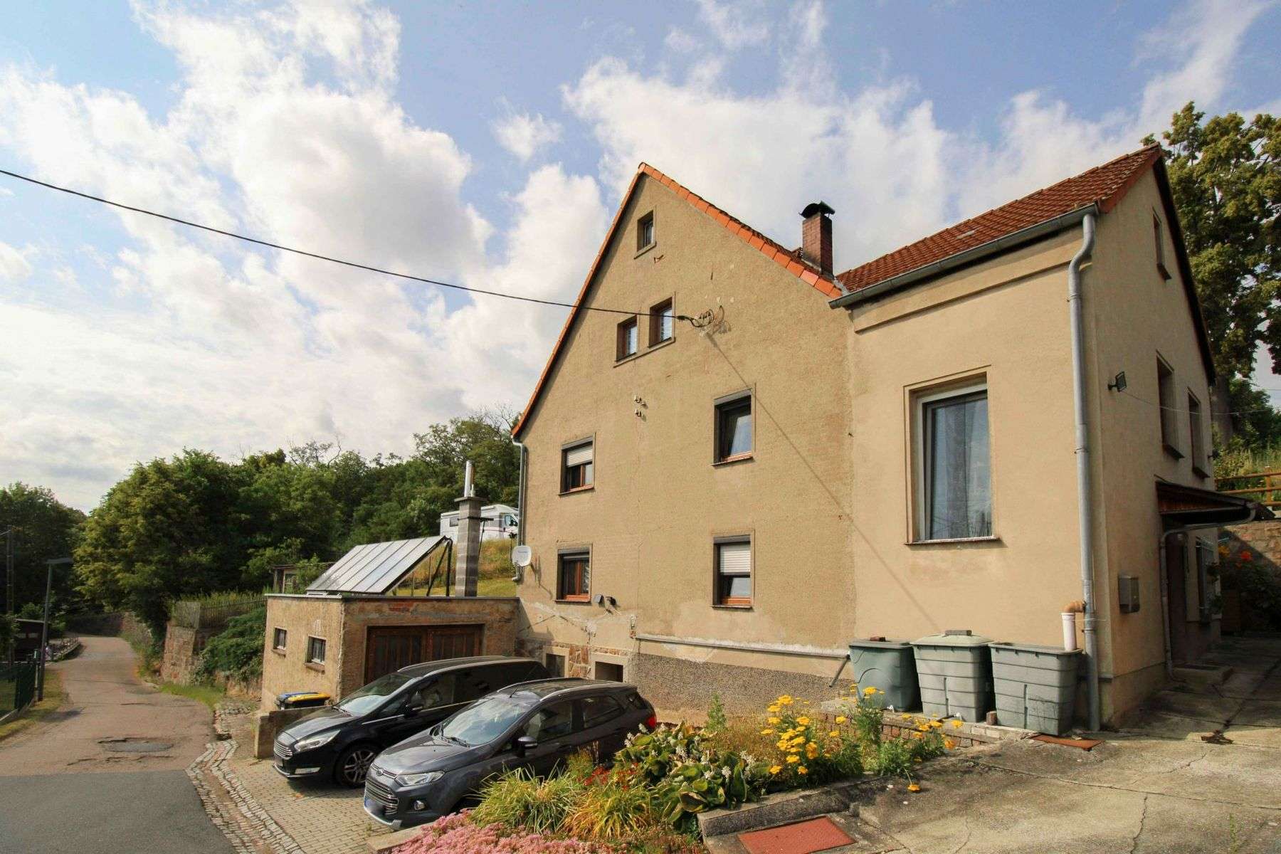 Charmantes Ein- oder Zweifamilienhaus mit Potenzial, großer Garage, Garten & Nebengebäuden, Mittelsachsen Kreis – Bild 1