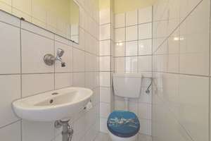Geräumige 2-Zimmer-Dachgeschoss-Wohnung im Herzen von
Aachen – Die vollständige Adresse der Immobilie erhältst du vom Anbieter., 52066 Frankenberg, Aachen – Vorschaubild 8