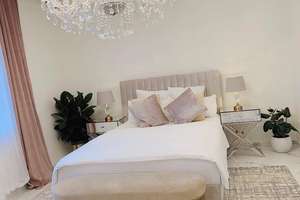 Exklusive, voll möblierte 2,5-Zimmer-Wohnung mit lux. Innenausstattung mit Balkon und EBK