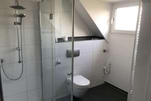 Freundliche 2,5-Zimmer-DG-Wohnung mit Einbauküche und Balkon, Klima in Düsseldorf