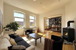 Stilvolle, großzügige 5-Zimmer-Altbauwohnung mit sonnigem Süd-Balkon und Kaminofen