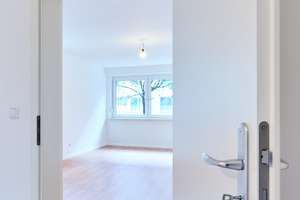 Erstbezug, modernisierte 4-Zimmerwohnung im Hochparterre – Korbinianstraße 48, 80807 Milbertshofen, München – Vorschaubild 2