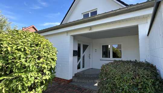 Bild von Am Wasser, im Grünen, nah zur Stadt: Einfamilienhaus in Seenähe direkt an der Bremer Grenze