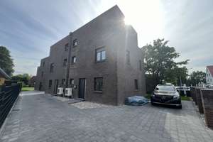 Neubau (2025) –Zweitbezug: wunderschöne 5,5 Zi. Stadt-DHH mit Dachterrasse, Wärmepumpe, Photovoltaik – Die vollständige Adresse der Immobilie erhältst du vom Anbieter., 22846 Norderstedt – Vorschaubild 1