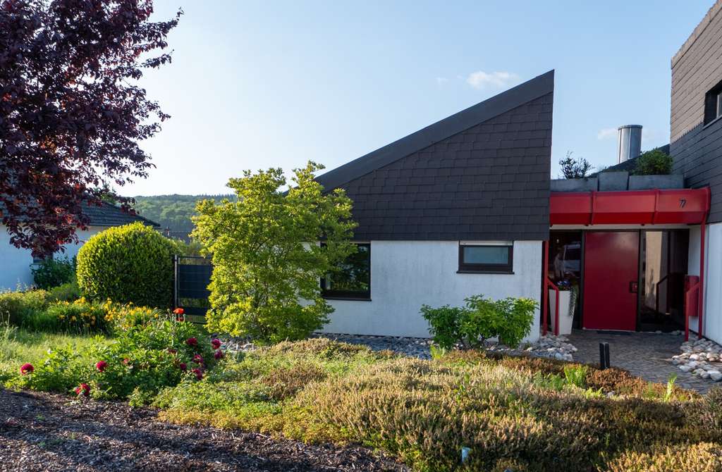 Immobilie in Hadamar - Individuelles EFH in Hadamar Nähe Limburg mit separatem Büro oder Einliegerwohnung. - Bild 1